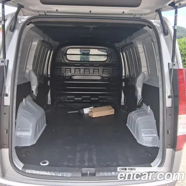 Hyundai Staria 2026 — Photo 2/20