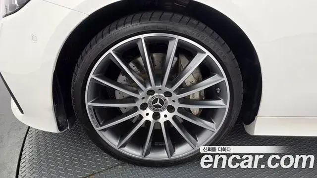 Mercedes-Benz E-Class 2023 — ფოტო 35/38