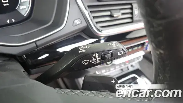 Audi Q5 2022 — Şəkil 10/20
