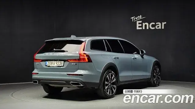 Volvo V60 Cross Country 2022 — ფოტო 1/35