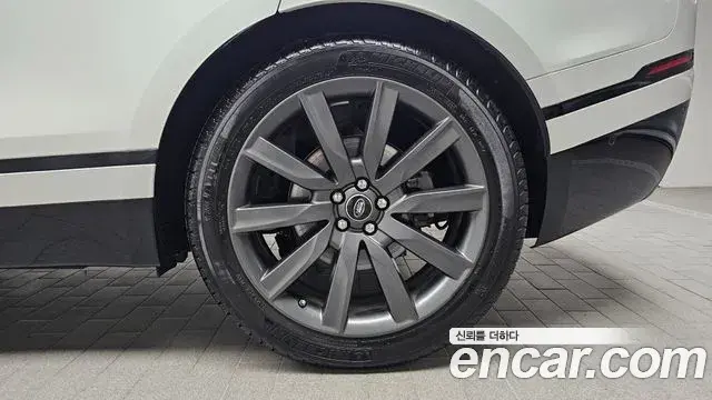 Land Rover Range Rover Velar 2018 — ფოტო 14/36