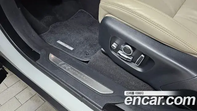 Land Rover Range Rover Velar 2018 — ფოტო 15/36