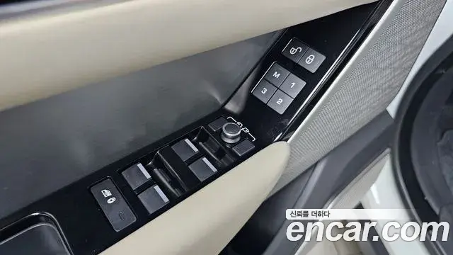Land Rover Range Rover Velar 2018 — ფოტო 18/36