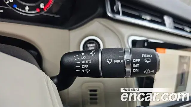 Land Rover Range Rover Velar 2018 — ფოტო 19/36