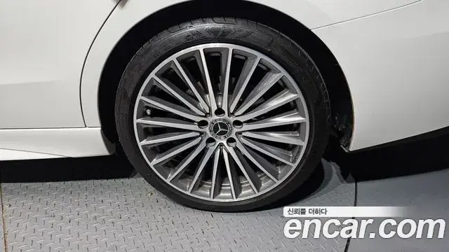 Mercedes-Benz C-Class 2023 — ფოტო 13/32