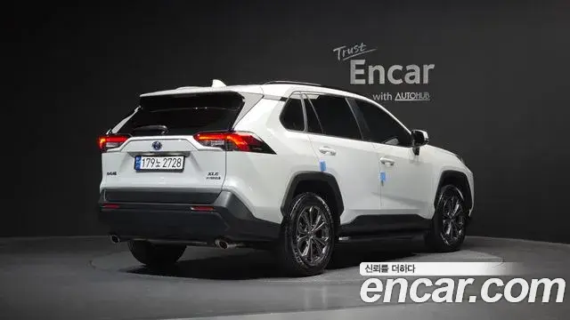 Toyota RAV4 2023 — Şəkil 7/20