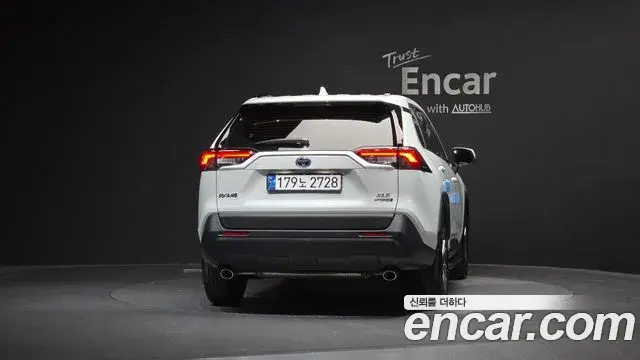 Toyota RAV4 2023 — Şəkil 13/20
