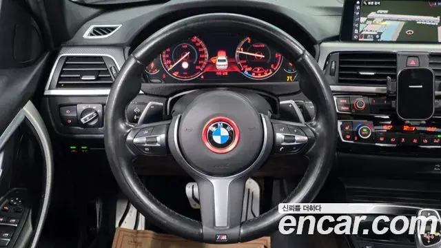 BMW 3 Series 2018 — ფოტო 13/20