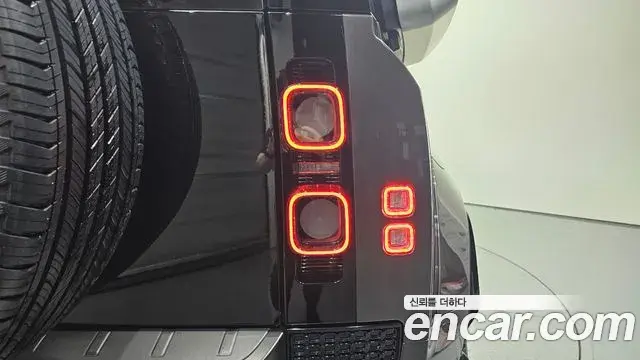 Land Rover Defender 2025 — Фото 19/20