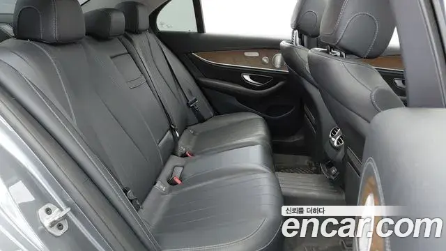 Mercedes-Benz E-Class 2019 — ფოტო 6/20