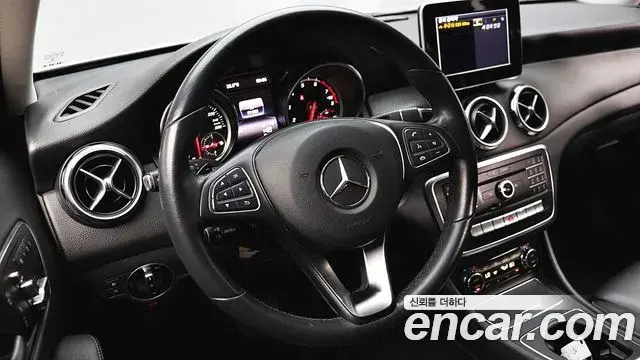 Mercedes-Benz GLA-Class 2018 — ფოტო 10/17