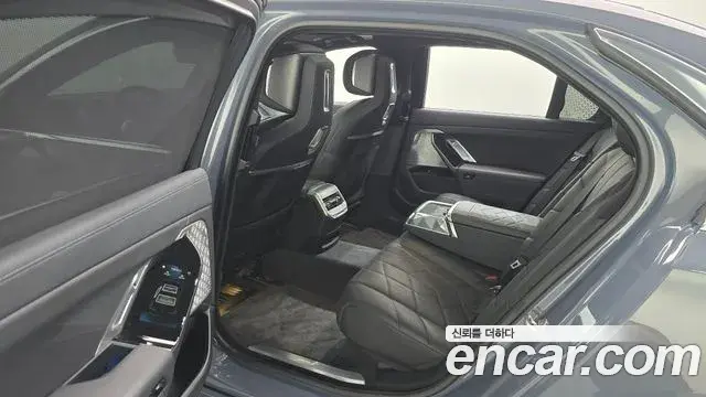 BMW i7 2023 — Photo 24/37