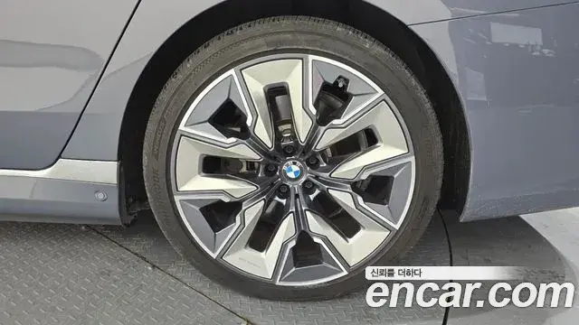 BMW i7 2023 — Photo 31/37