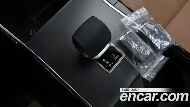 Land Rover Range Rover Velar 2025 — Şəkil 11/38
