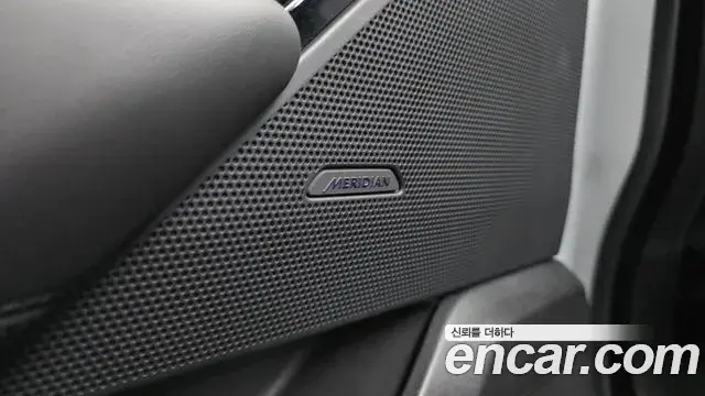 Land Rover Range Rover Velar 2025 — Şəkil 27/38