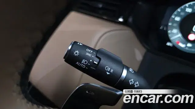 Land Rover Range Rover Velar 2025 — Şəkil 33/38