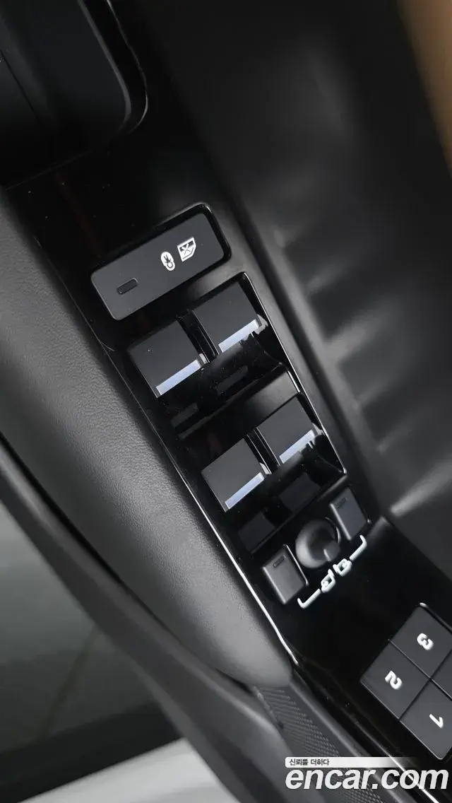 Land Rover Range Rover Velar 2025 — Şəkil 35/38