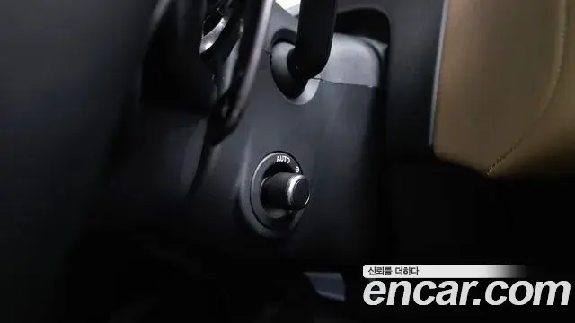 Land Rover Range Rover Velar 2025 — Şəkil 21/38