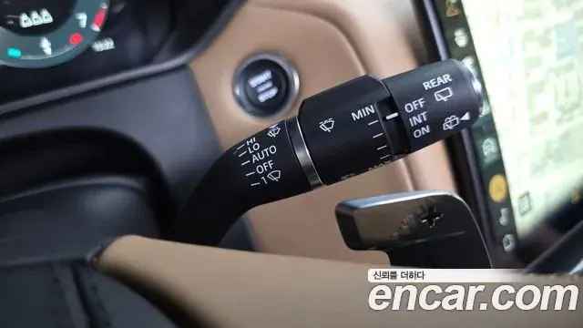 Land Rover Range Rover Velar 2025 — Şəkil 10/38