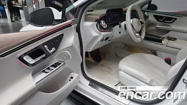 Mercedes-Benz EQE 2023 — Photo 30/32