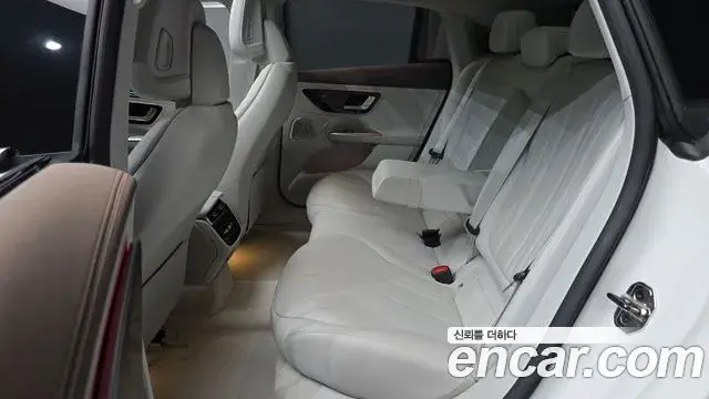 Mercedes-Benz EQE 2023 — Photo 17/32