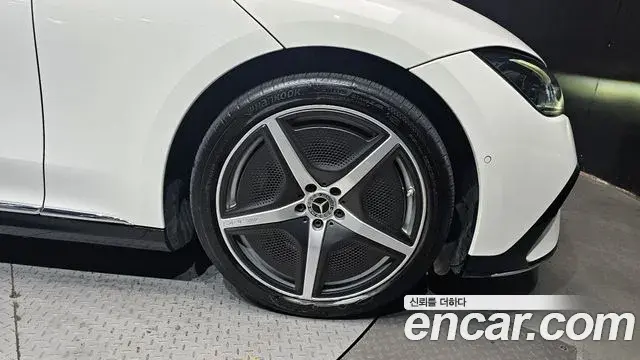 Mercedes-Benz EQE 2023 — Photo 18/32