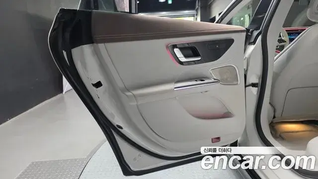 Mercedes-Benz EQE 2023 — Photo 28/32