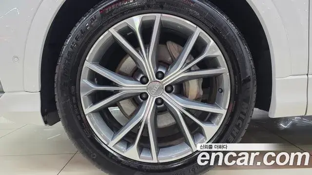 Audi Q8 2020 — Şəkil 13/20