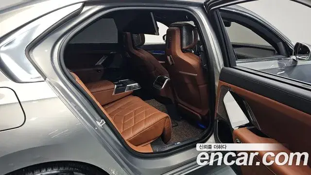 BMW 7 Series 2023 — Фото 12/20