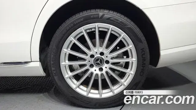 Mercedes-Benz E-Class 2023 — Photo 16/30