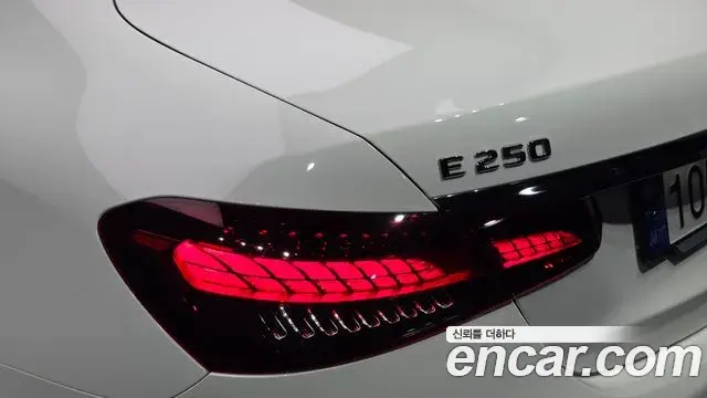 Mercedes-Benz E-Class 2023 — Photo 12/30