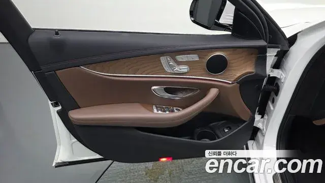 Mercedes-Benz E-Class 2023 — Photo 28/30
