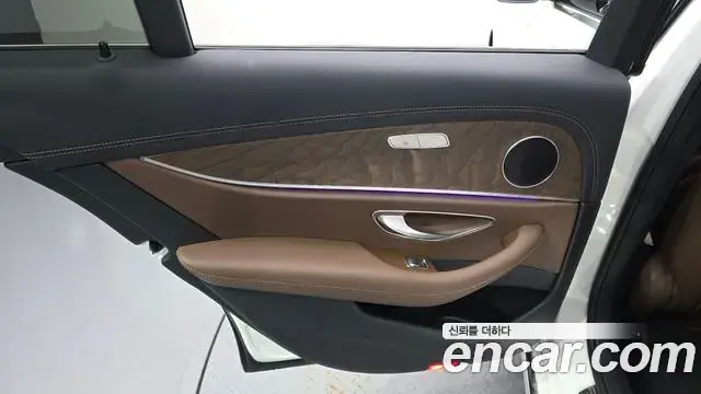 Mercedes-Benz E-Class 2023 — Photo 4/30