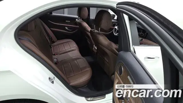 Mercedes-Benz E-Class 2023 — Photo 26/30