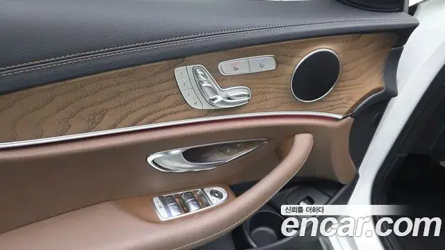 Mercedes-Benz E-Class 2023 — Photo 14/30