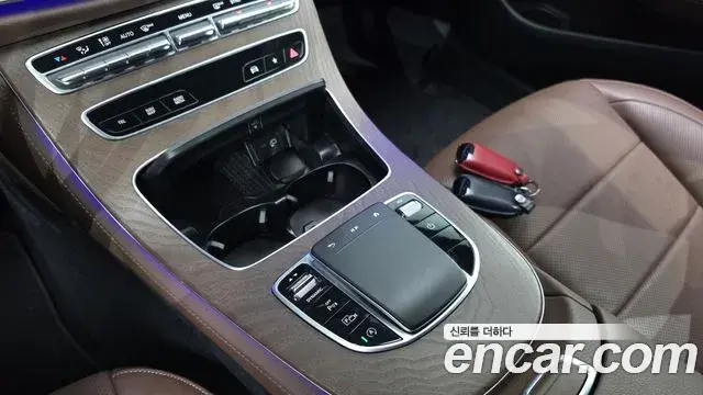 Mercedes-Benz E-Class 2023 — Photo 22/30