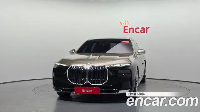 BMW 7 Series 2023 — ფოტო 35/36