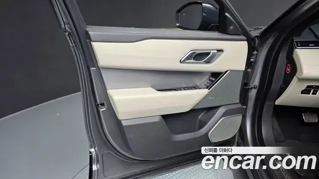 Land Rover Range Rover Velar 2019 — Photo 27/39