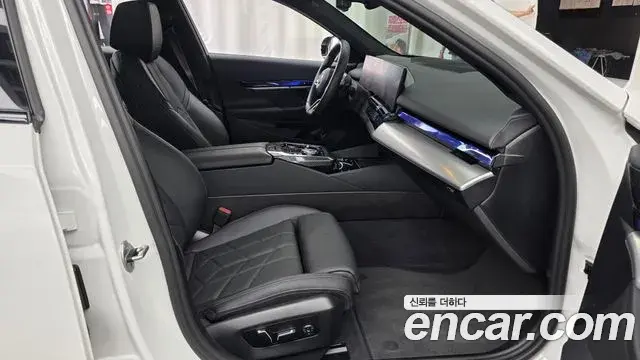 BMW 5 Series 2024 — ფოტო 14/33