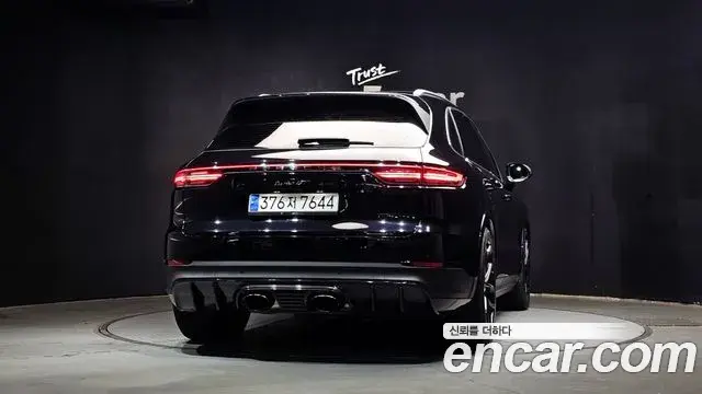 Porsche Cayenne 2019 — ფოტო 4/30