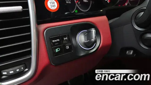 Porsche Cayenne 2019 — ფოტო 19/30