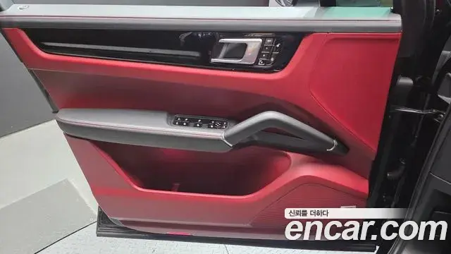 Porsche Cayenne 2019 — ფოტო 24/30