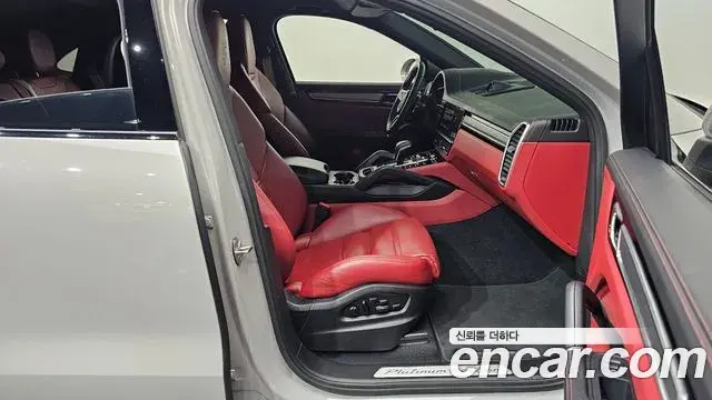 Porsche Cayenne 2022 — Şəkil 28/31