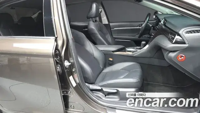 Toyota Camry 2018 — Photo 9/36