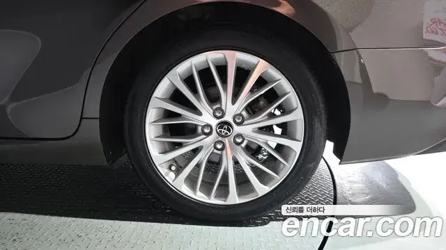 Toyota Camry 2018 — Photo 25/36