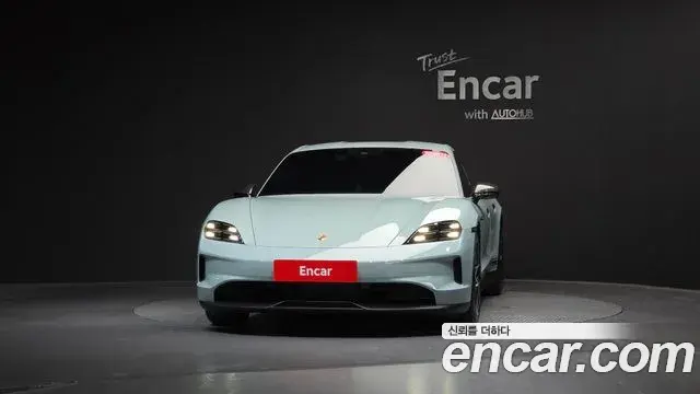 Porsche Taycan 2024 — ფოტო 15/31