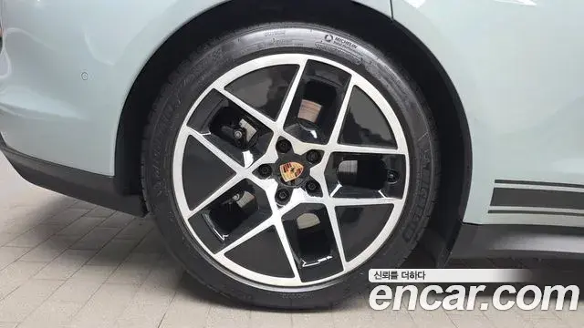 Porsche Taycan 2024 — ფოტო 24/31