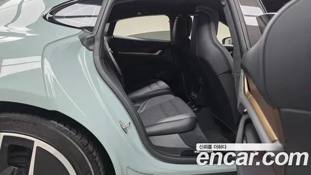 Porsche Taycan 2024 — ფოტო 29/31