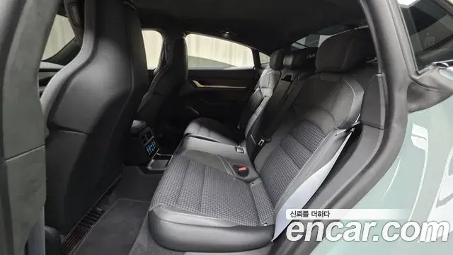 Porsche Taycan 2024 — ფოტო 8/31