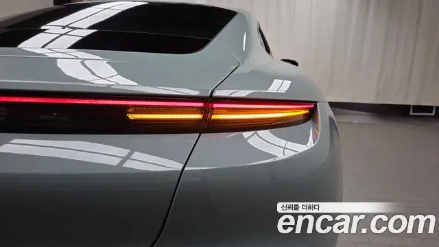 Porsche Taycan 2024 — ფოტო 26/31